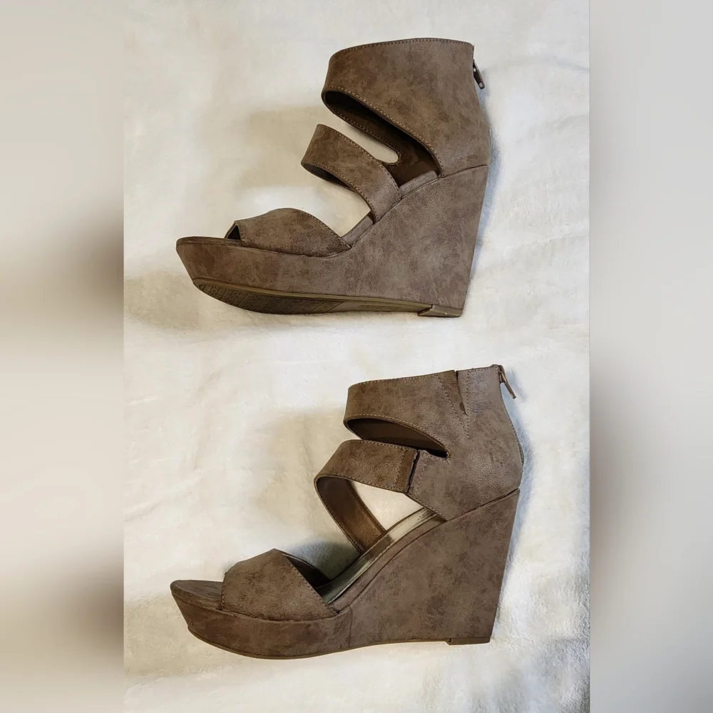 Unlisted by Kenneth Cole Day Dream Tan Wedge Sandals, EUC, Size 8.5 - Picture 4 of 8